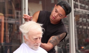 Стилист из Нью-Йорка Марк Бастос помогает бездомным, делая им модные стрижки